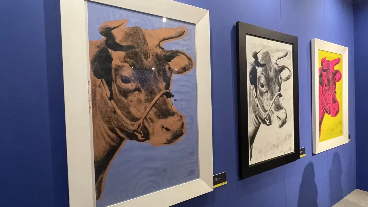 Mucche di Andy Warhol in mostra a Milano