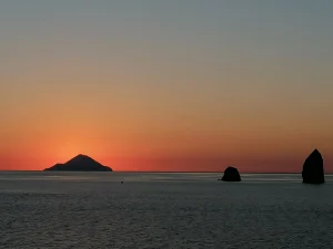 Isola di Vulcano, faraglioni al tramonto